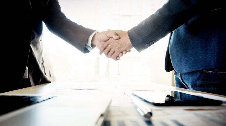 photo-avocat-client-accord-honoraires