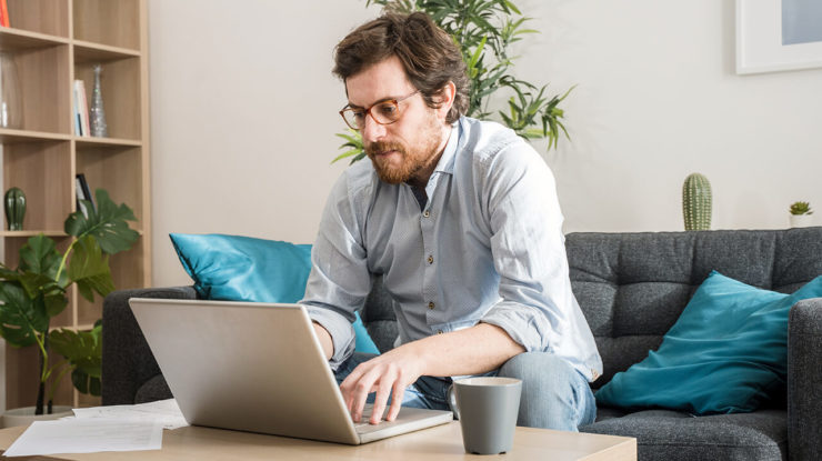 avocat faisant du télétravail à domicile