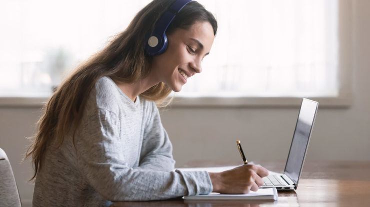 avocate qui écoute un podcast devant son ordinateur